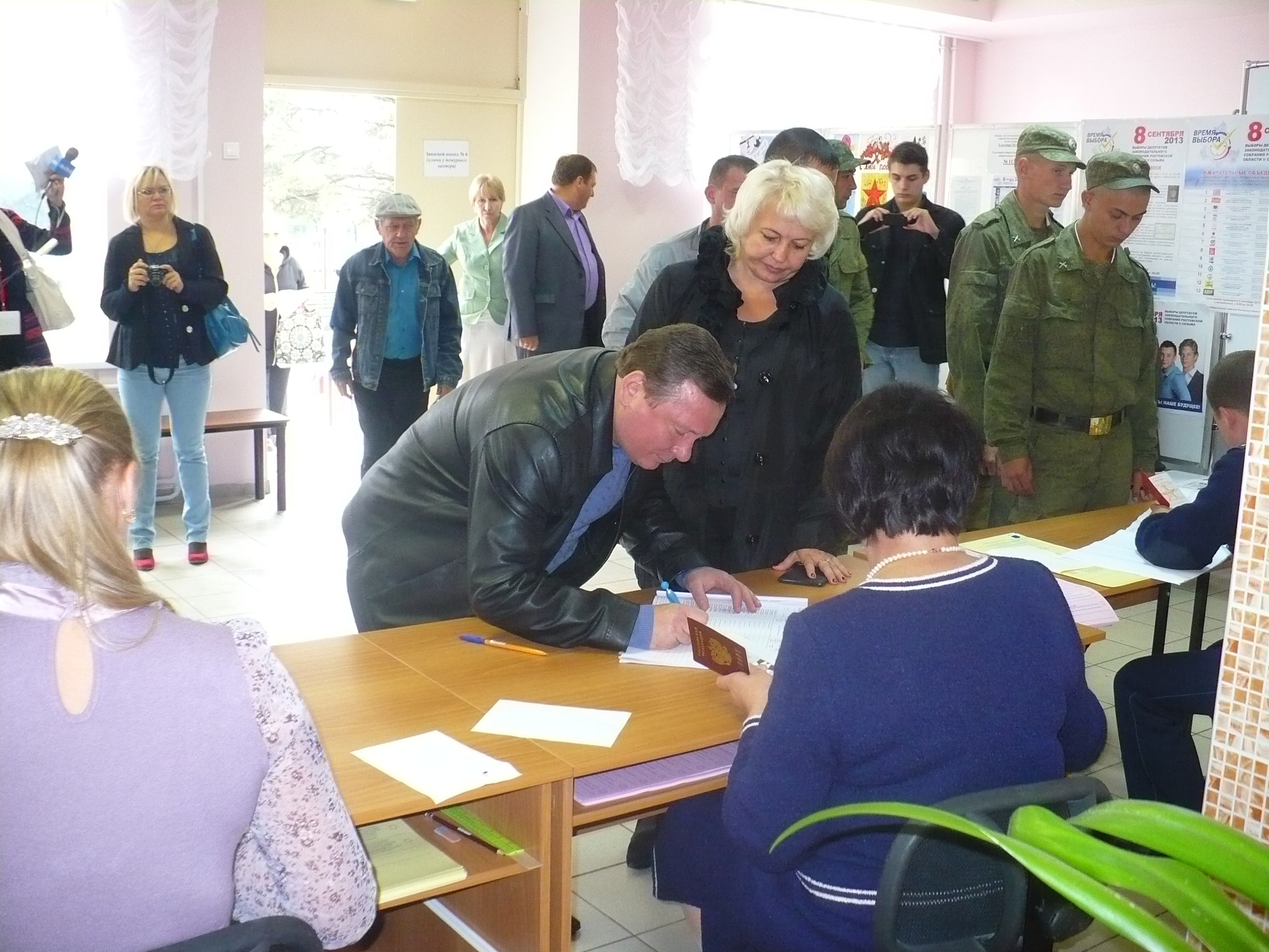 голосует Глава Азовского района В.Н. Бевзюк